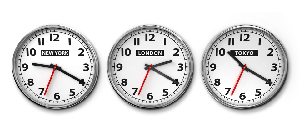 Трое часов предложение. Часы настенные Разное время. Часы с разным временем. Часы настенные с разными часовыми поясами. Часы в офис с разным временем.